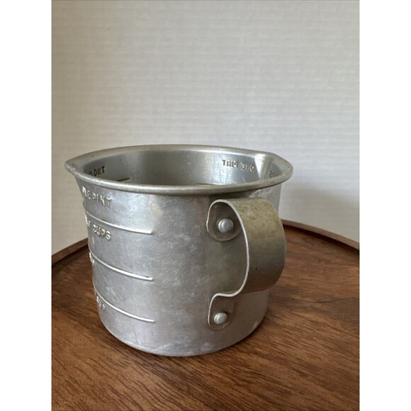 Vintage ALUMINUM Measuring TWO Cup Capacity w/ Handle & Double Spout - Picture 6 of 9